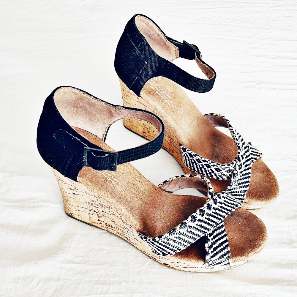 ☀️TOMS~ Strappy Wedges~ Size 8☀️ - Picture 2 of 16